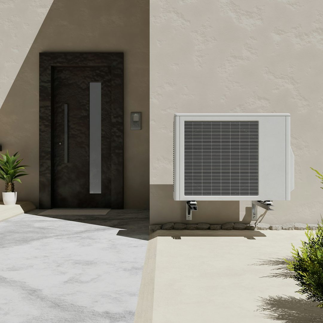 Außenansicht eines Hauses mit einer Klimaanlage und einer modernen Eingangstür.